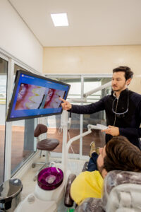 Felipe Valverde mostrando imagem da SKYCAM